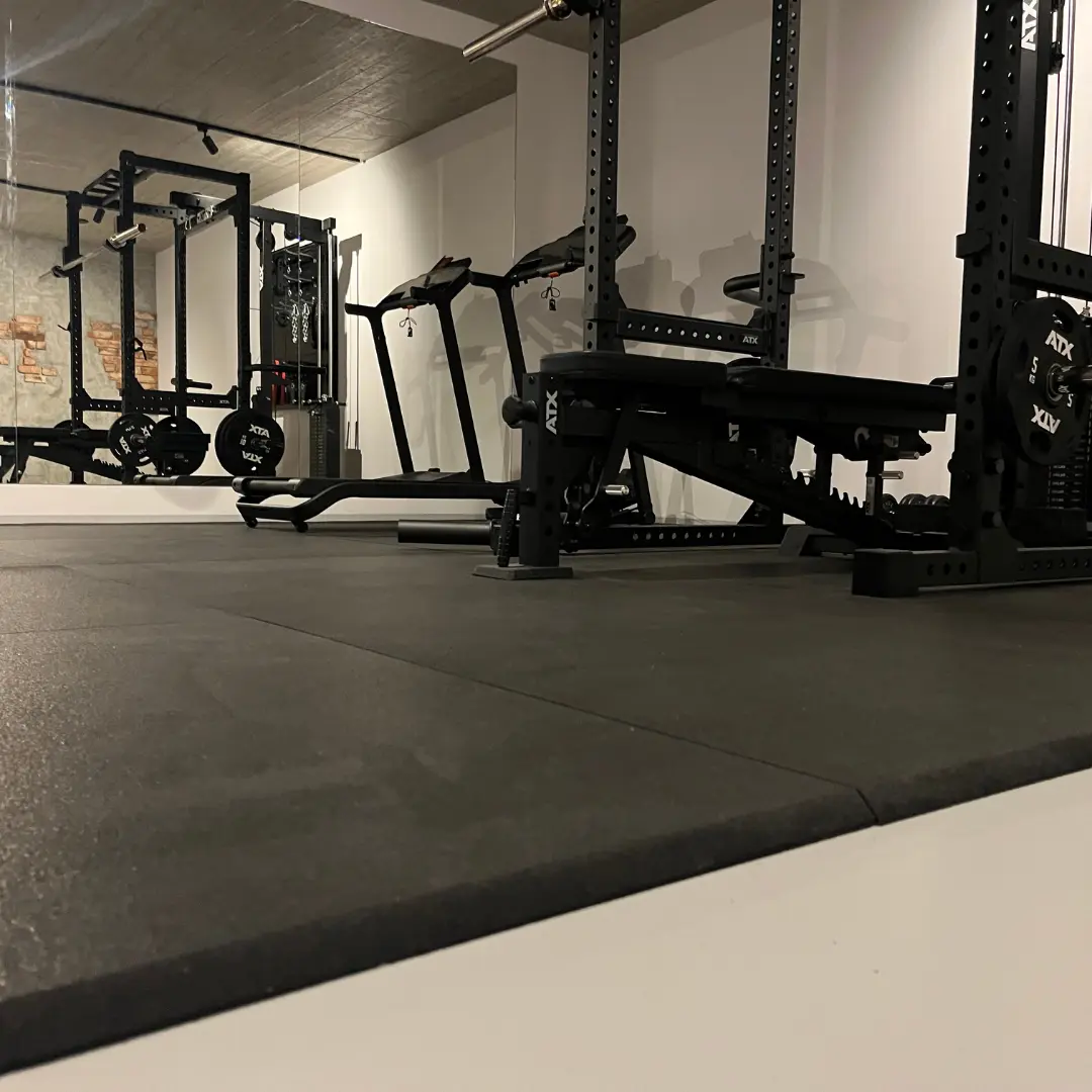 Elegancka strefa treningowa 16 m2 z matami Gym Square Pro
